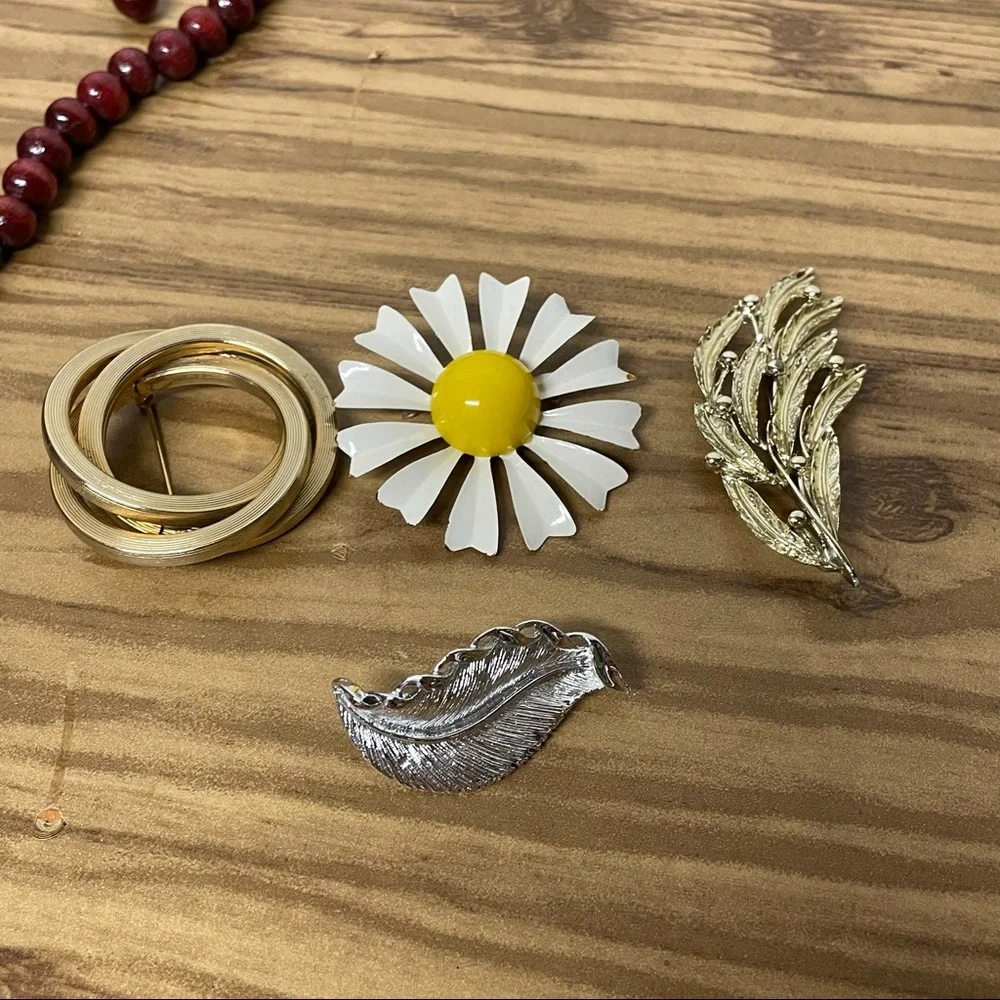 Vintage Broaches set of four pieces